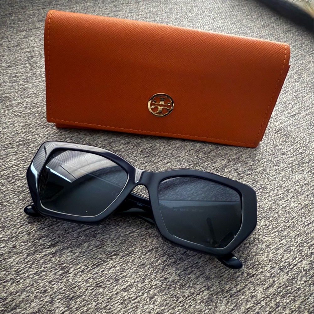 KIRA OVERSIZED GEOMETRIC SUNGLASSES